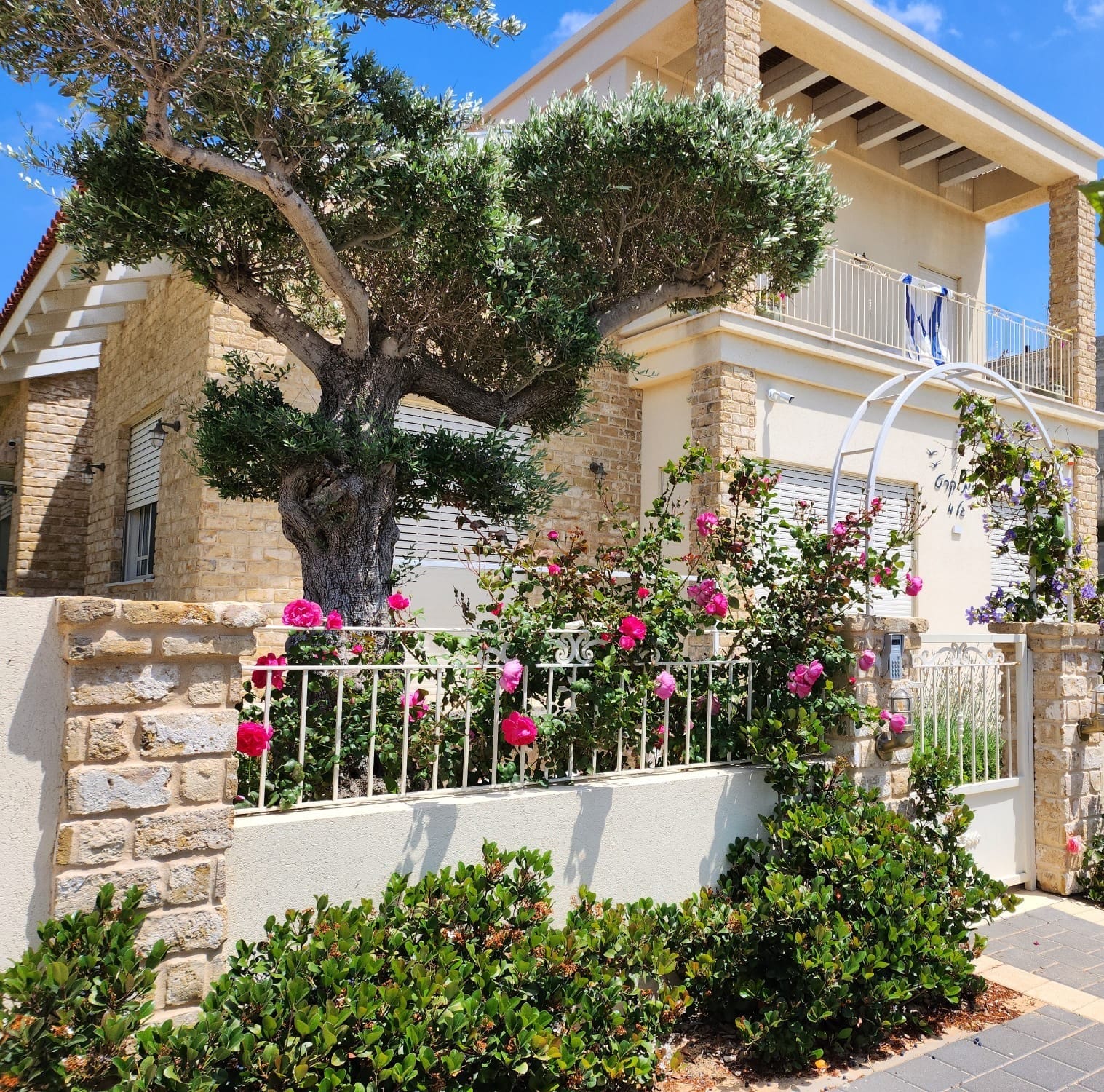 חזית הווילה – קיסריה, מבט מהרחוב