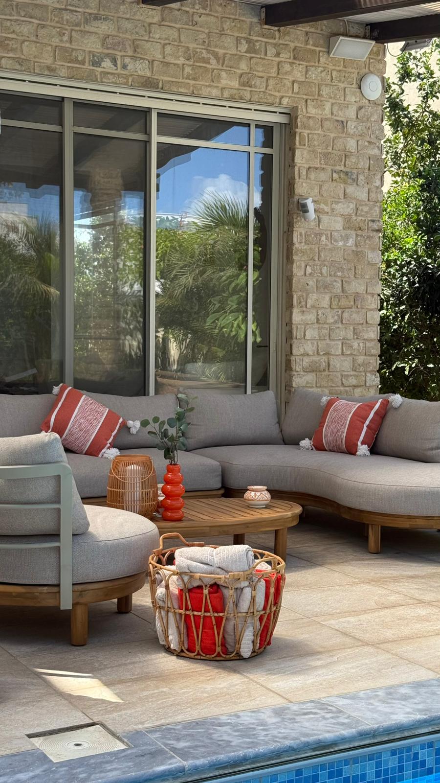 חצר – זווית 1