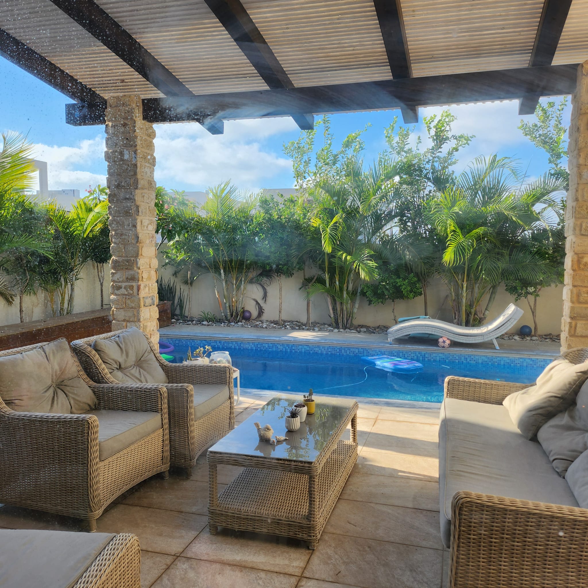 חצר – זווית 2