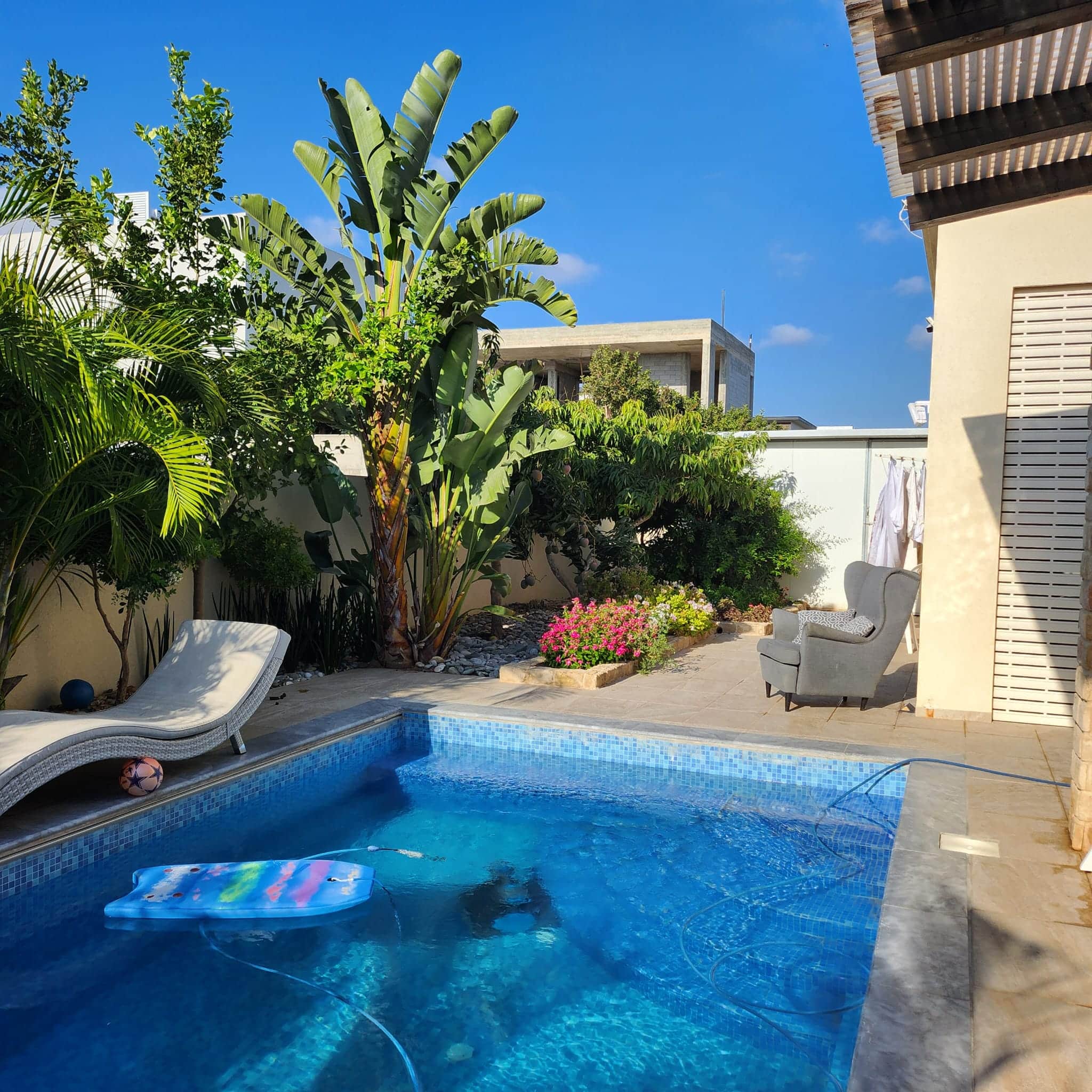 חצר – זווית 4