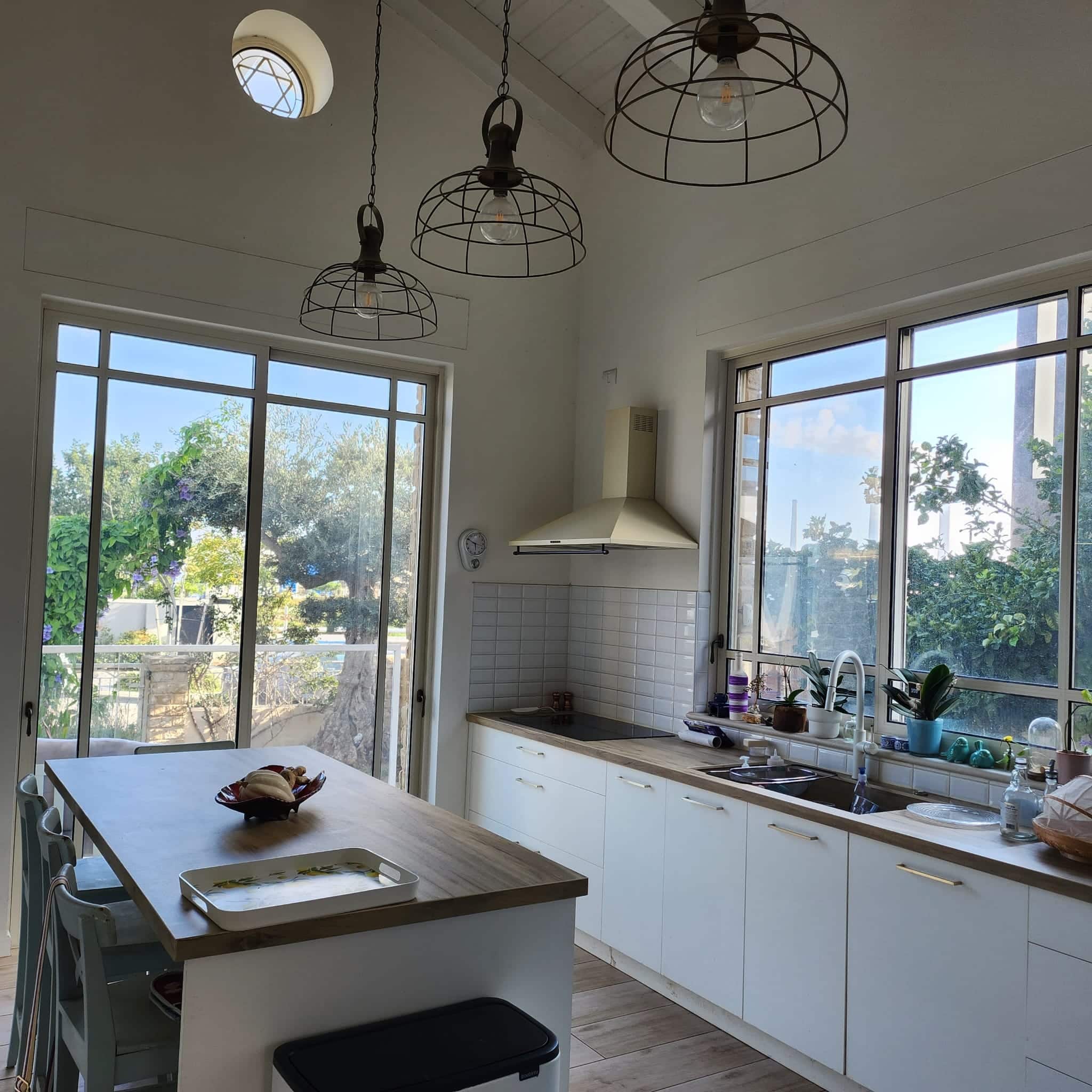 מטבח מאובזר עם אי